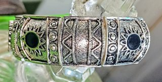 Brazalete con incrustaciones de azabache