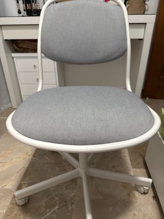 Silla de escritorio gris y blanca