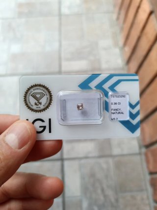 Diamante Fancy Light 0,36ct Certificato "IGI"