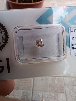 Diamante Fancy Light 0,36ct Certificato "IGI"
