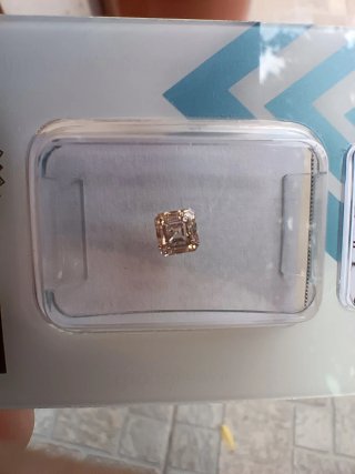 Diamante Fancy Light 0,36ct Certificato "IGI"