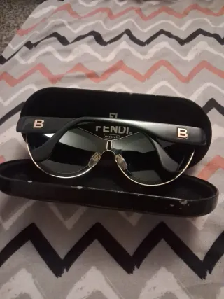 Gafas de sol Balenciaga negras y plateadas