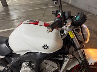 Yamaha FZ6 Naked Blanca y Roja