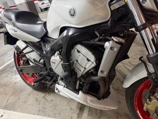 Yamaha FZ6 Naked Blanca y Roja
