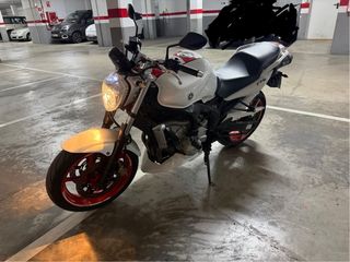 Yamaha FZ6 Naked Blanca y Roja