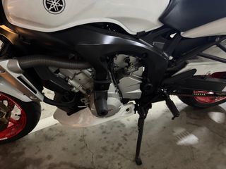 Yamaha FZ6 Naked Blanca y Roja