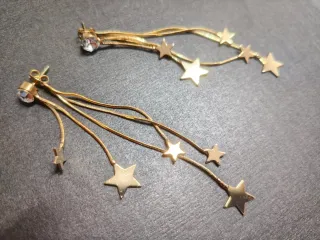 Pendientes largos dorados con estrellas