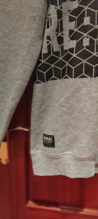 Sudadera gris con cremallera y estampado