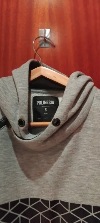 Sudadera gris con cremallera y estampado