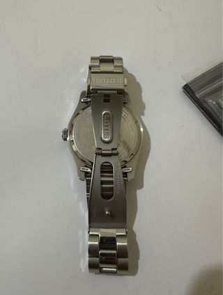 Reloj Lotus Azul con Bisel Estriado