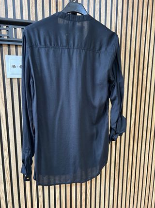 Blusa negra con botones dorados