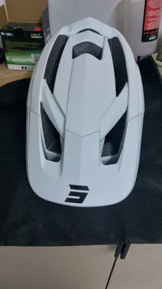 Capacete de bicicleta branco da marca Shot.