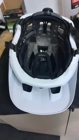 Capacete de bicicleta branco da marca Shot.