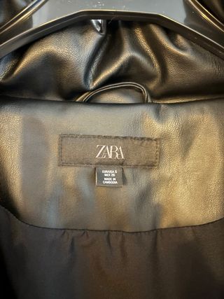 Cazadora acolchada efecto piel Zara