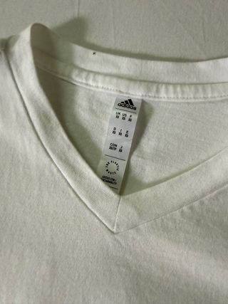 T-shirt Adidas bianca con stemma