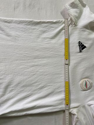 T-shirt Adidas bianca con stemma