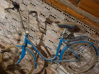 Bicicleta azul con cesta