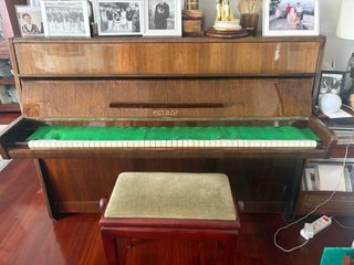 Piano PETROF