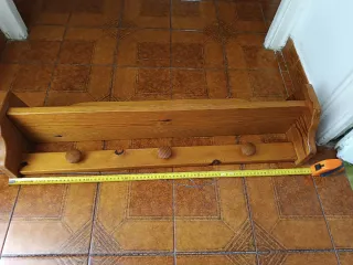 Perchero de pino con estante
