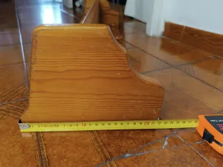 Perchero de pino con estante