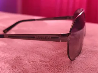 Gafas de sol Carrera plateadas y su funda original