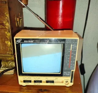 Mini TV y Radio Portátil Silvano SK-2000