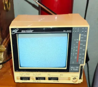Mini TV y Radio Portátil Silvano SK-2000