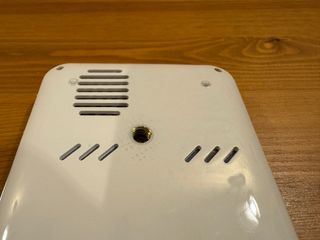 Pico Proyector blanco con sonido, mando y bateria