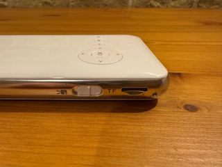 Pico Proyector blanco con sonido, mando y bateria