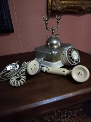 Telefono vintage beige e colore ottone