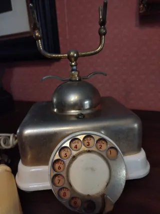Telefono vintage beige e colore ottone