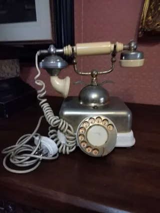 Telefono vintage beige e colore ottone