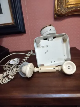 Telefono vintage beige e colore ottone