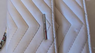 Bolso blanco Bershka acolchado con cadena