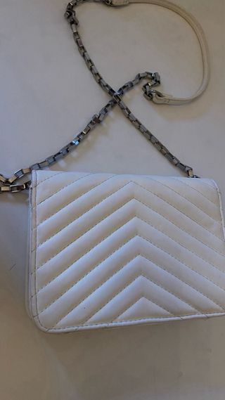 Bolso blanco Bershka acolchado con cadena