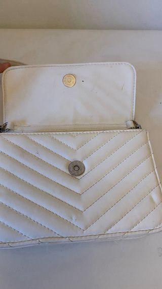 Bolso blanco Bershka acolchado con cadena