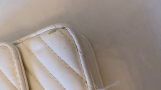 Bolso blanco Bershka acolchado con cadena