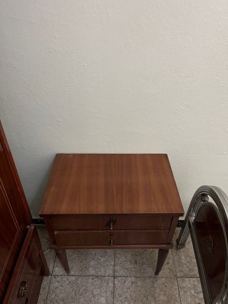 Mesita de noche de madera