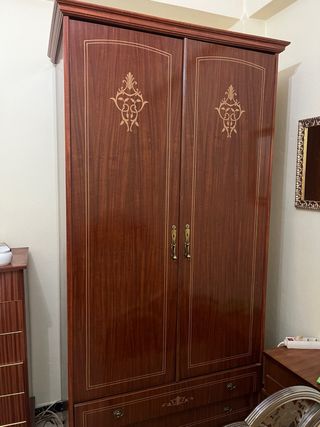 Armario de madera con detalles dorados