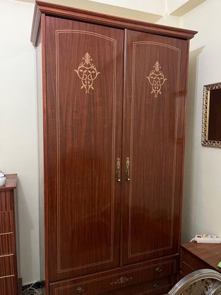 Armario de madera con detalles dorados