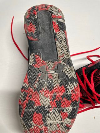 Zapatillas deportivas Under Armour rojas y negras