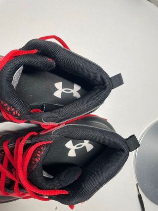 Zapatillas deportivas Under Armour rojas y negras