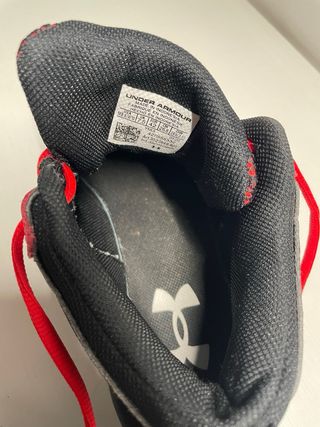 Zapatillas deportivas Under Armour rojas y negras