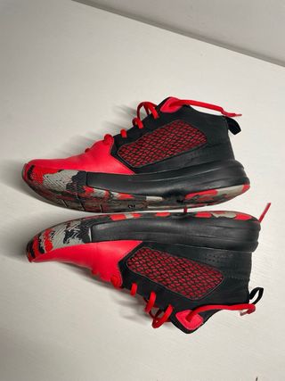 Zapatillas deportivas Under Armour rojas y negras