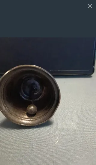 Campanilla antigua de gnomo