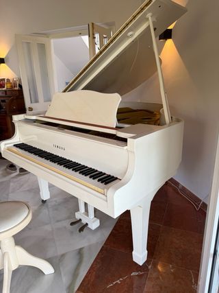 Piano de cola blanco Yamaha