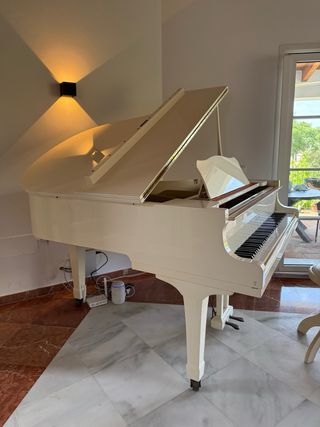 Piano de cola blanco Yamaha