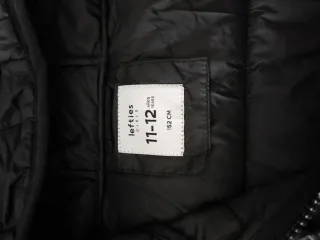 Chaqueta negra infantil con capucha