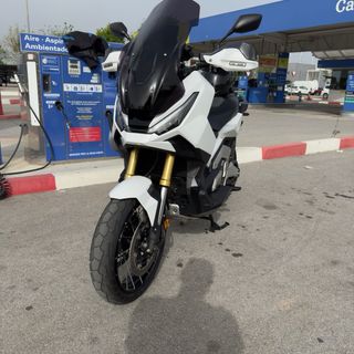 Honda XADV 750 2025 - 6000km!!VENTA-NO CAMBIOS!!!!