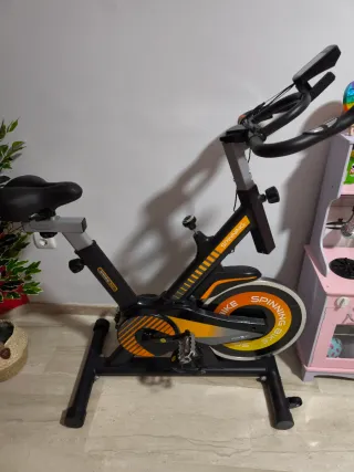Bicicleta de Spinning Negra y Naranja